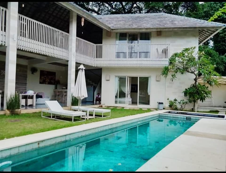 Villa dijual di Kerobokan Bali